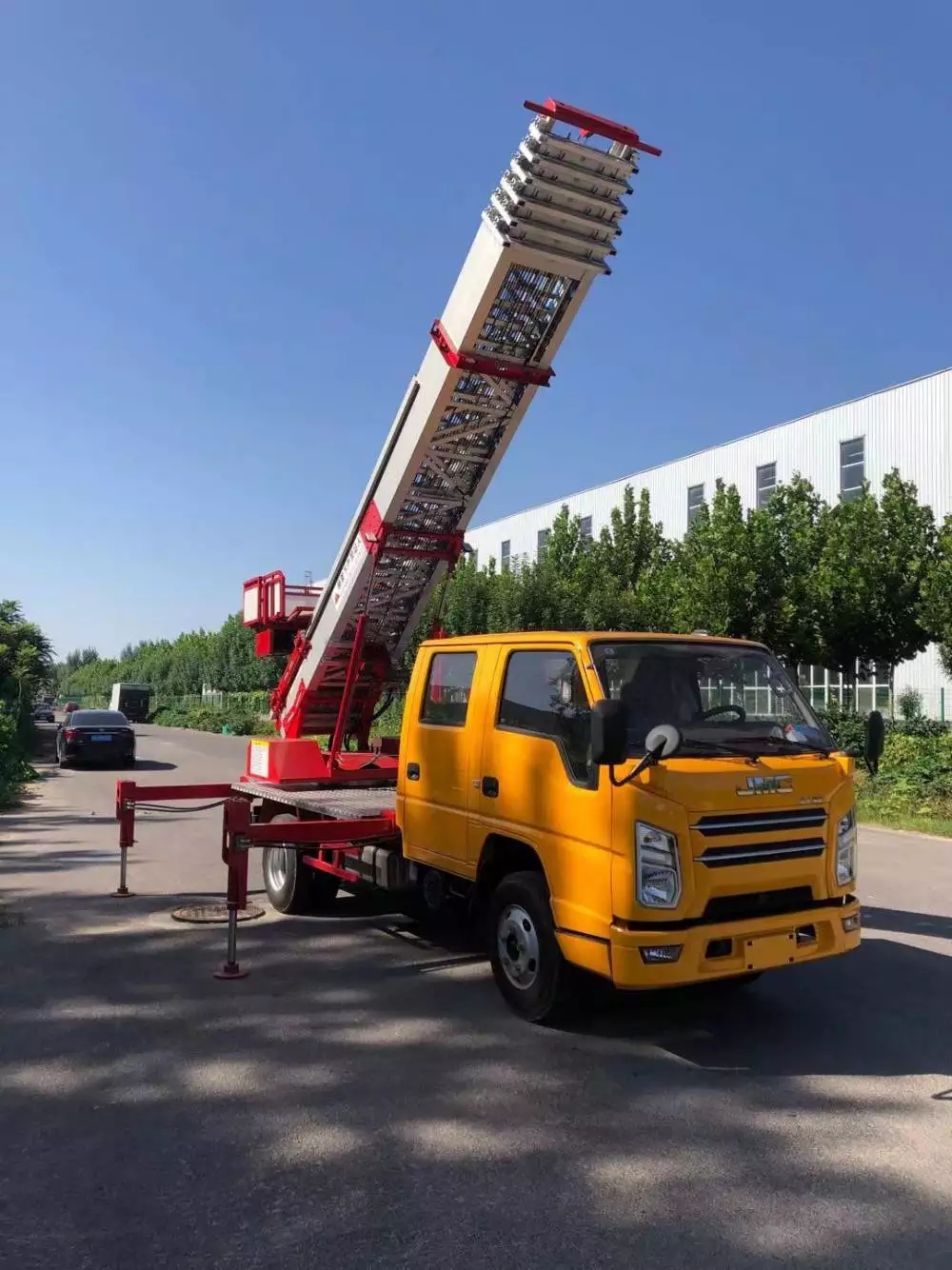 和平镇附近的云梯车出租服务：轻松解决高空作业需求